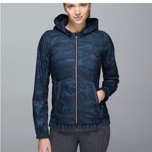 Lululemon Spring Fling Puffy
Windbreaker
Heathered Texture Lotus Camo. Size 4